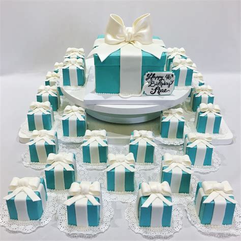 MyMoniCakes: Tiffany gift box cake with miniature gift box cakes to match