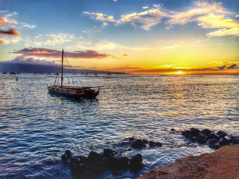 Sunset in Lahaina, Maui, Hawaii beach near The Big Banyan Tree on Front ...