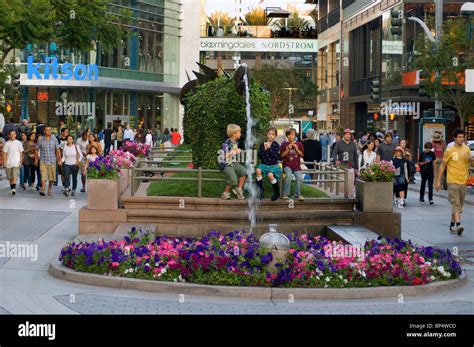 Santa Monica Place Mall and Third Street Promenade in Santa Monica, CA ...