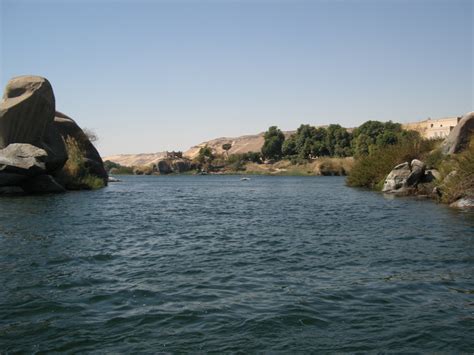 File:River Nile in Aswan-1.jpg - Wikimedia Commons