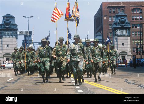 Soldiers marching hi-res stock photography and images - Alamy