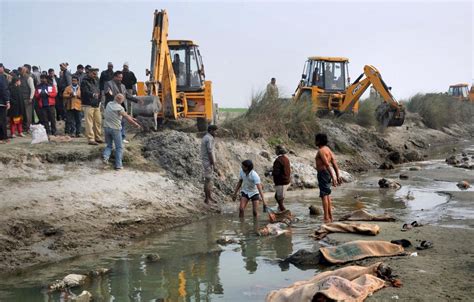 More Than 100 Dead Bodies Have Surfaced in the Ganges River | VICE News