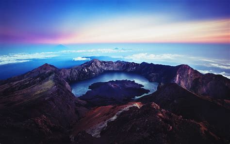 Sunrise at the summit of Gunung Rinjani in Lombok, Indonesia. Small ...