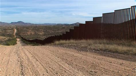 Construction starts on models of proposed Mexico border wall