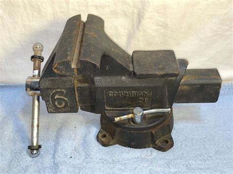 Vintage HEAVY DUTY Cast Iron COLUMBIAN D6 6" Bench VISE Anvil Pipe ...