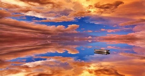 A perfect mirror reflection (Salt Flats, Bolivia) : pics