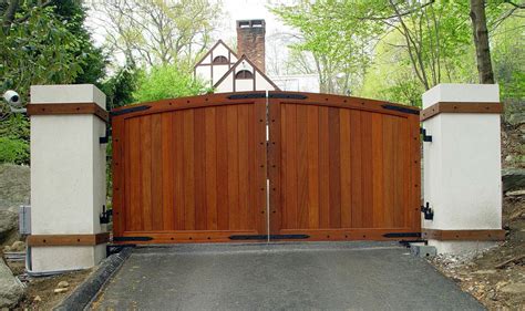 The Advantages Of Choosing A Wooden Gate For Your Driveway | HHB Life