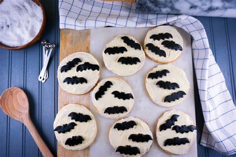 Halloween Bat Cookies - Love and Risotto | Recipe | Halloween bat cookies, Bats cookies, Moon ...