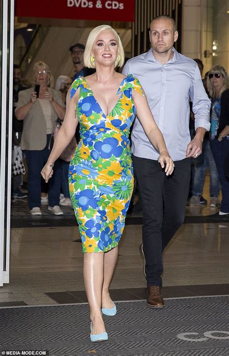 Katy Perry flaunts her blossoming baby bump as she goes shopping at a ...