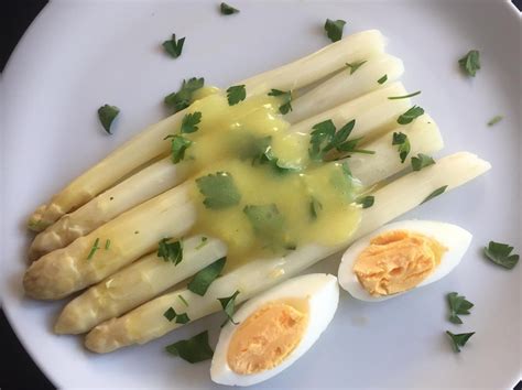 Asparagus with hollandaise sauce - Gluten Free Kitchen