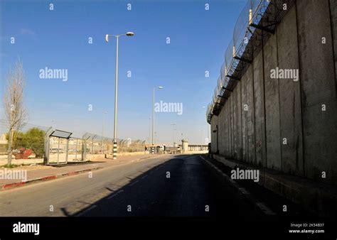 The Israeli West Bank barrier to the north of Jerusalem Stock Photo - Alamy