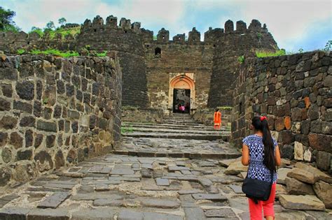 A Guide to Daulatabad Fort and The Fishy Case of The Lost Guidebook