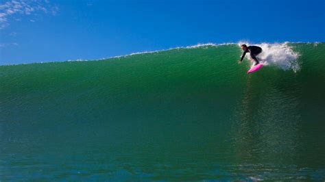 California Today: Female Surfers Tear Down a Big Wave Barrier - The New York Times