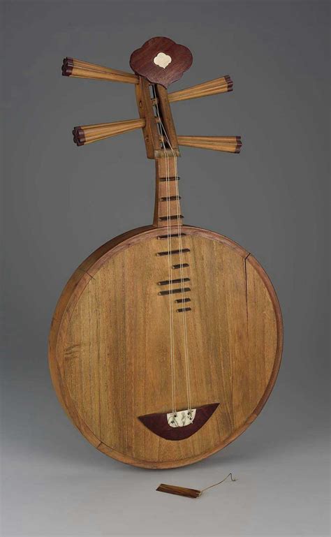 Lute (yueqin) 19th century China | Old musical instruments, Folk ...