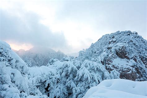 240+ Walkway Through The Fog In Huangshan Stock Photos, Pictures ...