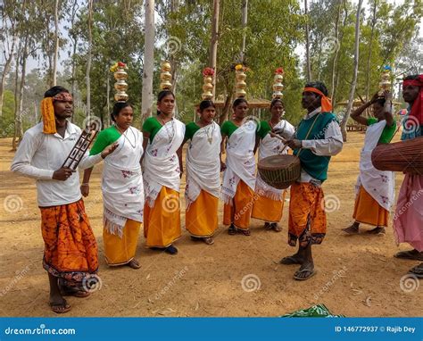 Santhali Traditional Tribal Dance at Poushmela in Shantiniketan,Bolpur ...