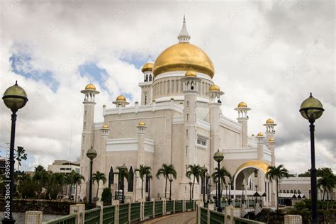 Sultan Omar Ali Saifuddin Mosque in Brunei Darussalam Stock Photo ...