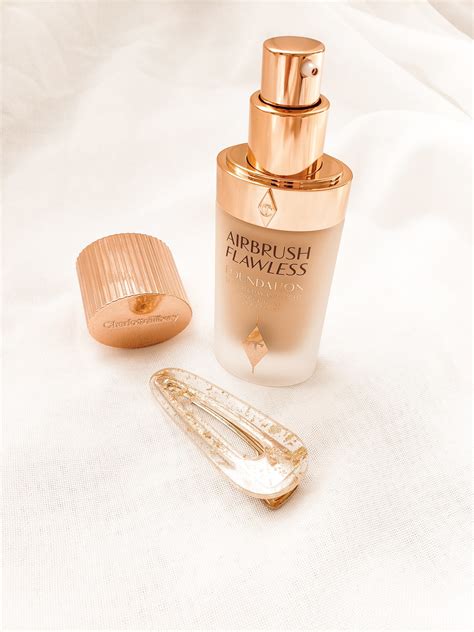 CHARLOTTE TILBURY AIRBRUSH FLAWLESS FOUNDATION - FACE TO CURLS