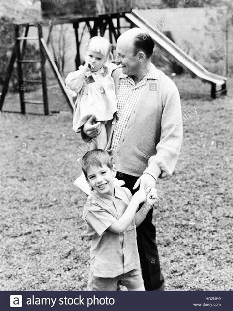 Download this stock image: Werner Klemperer, with his children, Erika Klemperer, (top) and Mark ...