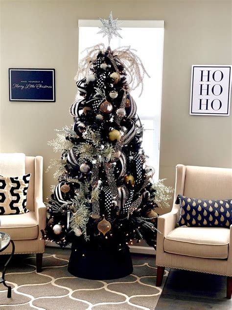 Black & white Christmas tree in 2023 | Christmas themes decorations ...