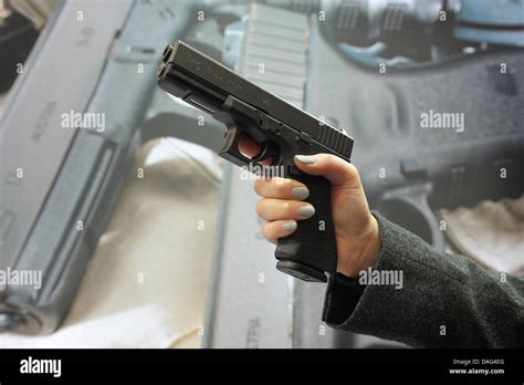 The picture shows a female hand holding a gun of the make 'Glock 17 Gen4' at the Hunting and ...