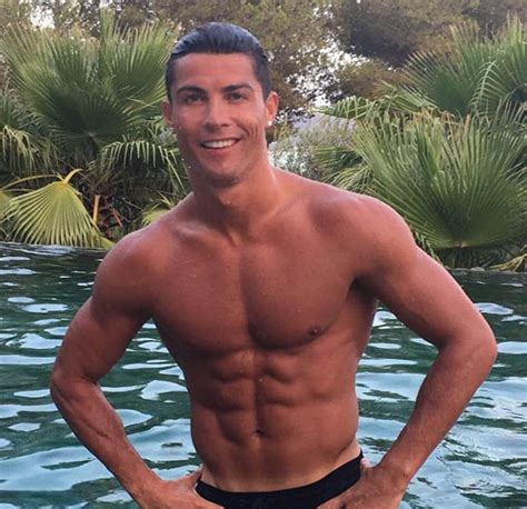 Cristiano Ronaldo aims to break the internet with steamy shower reveal | Daily Star