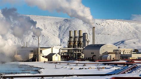 Iceland builds wall to protect power plant from lava - BBC News