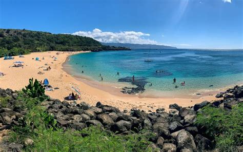 Waimea Bay / Oahu / Hawaii // World Beach Guide