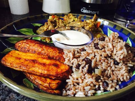 Carne decilada, casamiento, crema y platano frito. Comida Salvadoreña ...