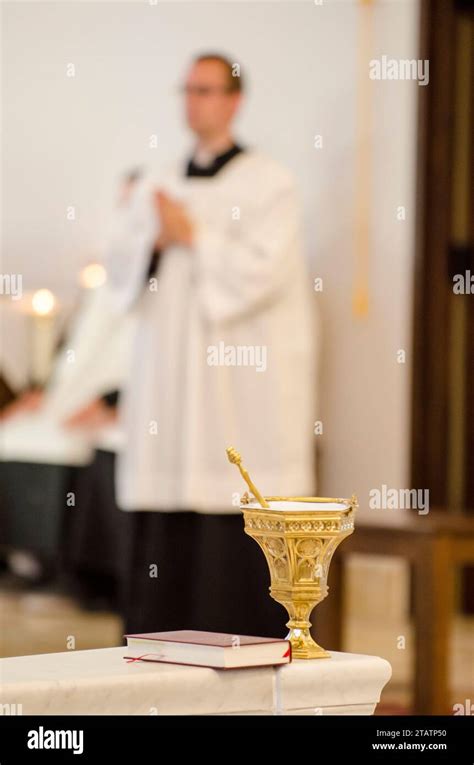 Catholic wedding ceremony Stock Photo - Alamy