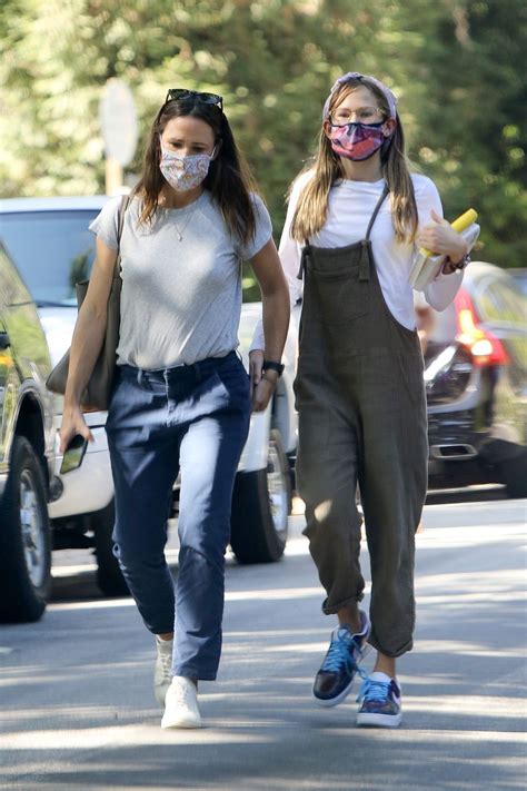 JENNIFER GARNER Out with Her Daughter in Los Angeles 09/22/2020 ...