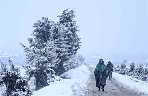 In photos: Jammu and Kashmir receives heavy snowfall, Srinagar airport ...