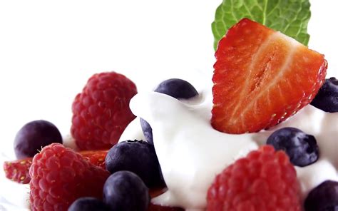 Berries and cream wallpapers and images - wallpapers, pictures, photos