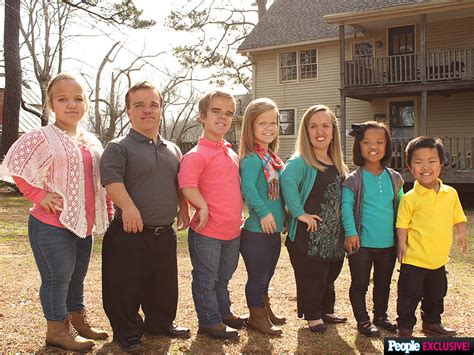 TLC's 7 Little Johnstons Stars Family with Achondroplasia Dwarfism : People.com