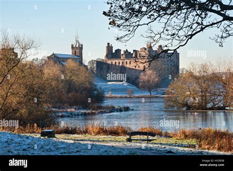 Linlithgow palace loch hi-res stock photography and images - Alamy