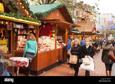 people shopping at the stalls, Birmingham Christmas market, New Street ...