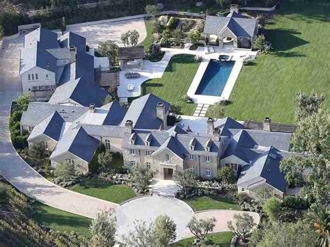 Joel Osteen: Keeping Up With The Gorgeous Home of The Mega- Pastor and His Net Worth