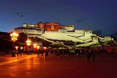 250+ Night View Of Potala Palace In Lhasa Tibet China Stock Photos ...