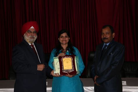 Dr. Vandana Agarwal receiving certificate of Fellowship in Minimal ...