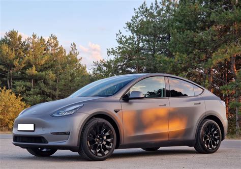 Tesla Model Y 2021 Long Range - Image to u