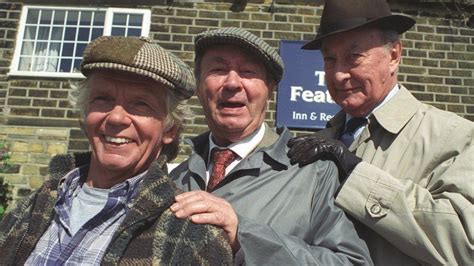 Tom Owen: Last of the Summer Wine star dies at 73 - BBC News