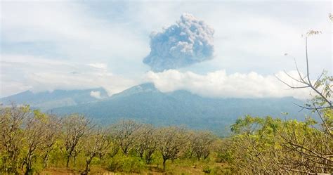 An Eruption at Rinjani in Indonesia Traps Hundreds of Tourists | WIRED