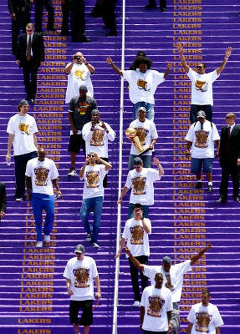 Parade honors NBA champion Lakers - Houston Chronicle