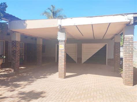 4 Bedroom House for sale in Stilfontein Ext 4 - P24-113825361