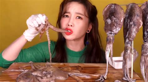 ASMR Mukbang YouTuber Ssoyoung Eats Live Octopus and Other Sea Animals ...