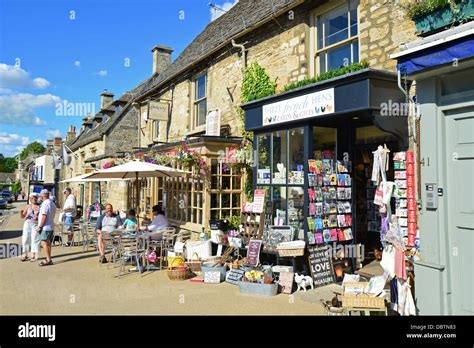 Burford town centre cotswolds uk hi-res stock photography and images - Alamy