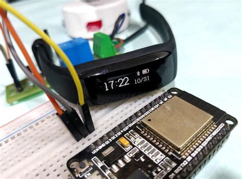 ESP32 BLE Client – Connecting to Fitness Band to Trigger a Bulb