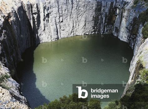 Image of The Big Hole, mine de diamants abandonnée, 215 mètres de