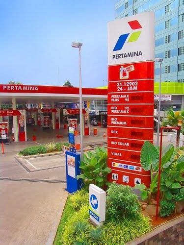 A Pertamina Gas Station in Jakarta, Indonesia | Estacionamiento