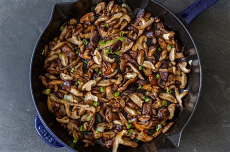 Shiitake Mushrooms Recipe (Quick & Easy) - Momsdish